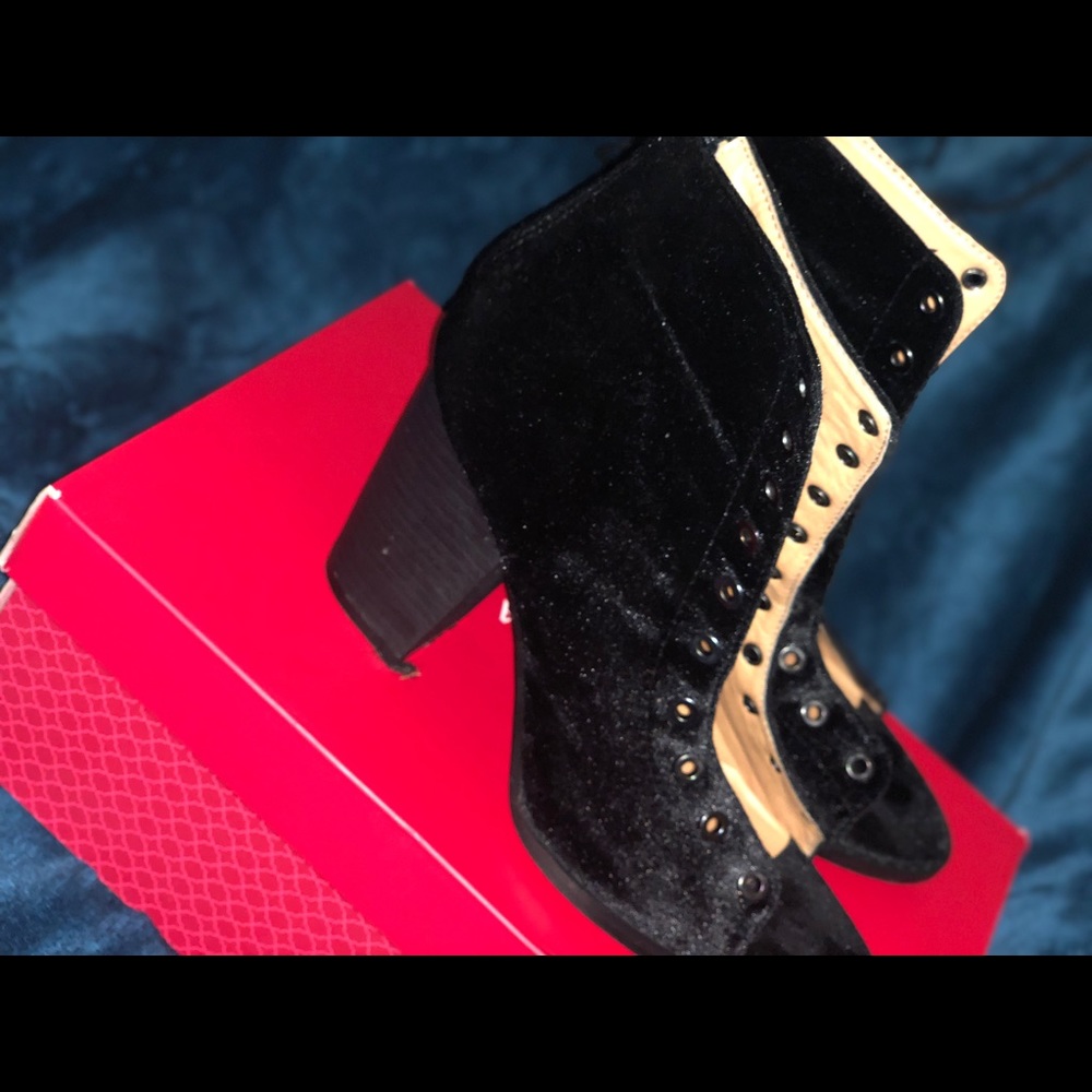 Black sassy pumps!